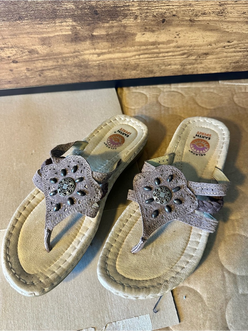 Earth Spirit Gelron 2000 Women’s 8 1/2 Taupe Floral Cutout Thong Slip-On Sandals